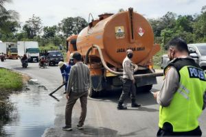 Truk Pengangkut Minyak Ilegal Terguling di Mestong
