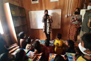 Ketika Mensos Menjadi Guru Bagi Anak SAD Sungai Terap