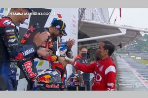 Oliveira Terima Trofi Juara GP Indonesia dari Tangan Presiden Jokowi