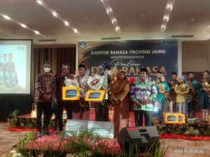 Dua Putra dan Putri Terbaik Jambi Terpilih Sebagai Duta Bahasa