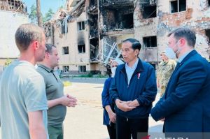 Presiden Joko Widodo Kunjungi Reruntuhan Apartemen di Ukraina