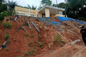 Longsor Ancam Kantor Camat Tanah Cogok Kerinci