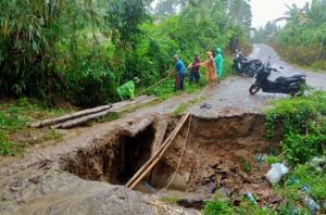 Jalan Penghuhung Empat Desa Serumpun Pauh Putus