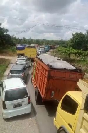 Macet Parah Kembali Terjadi di Kotoboyo Siang Ini