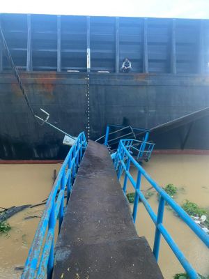 Tongkang Batu Bara Berbendera Malaysia Tabrak Intek PDAM Tirta Muaro Jambi