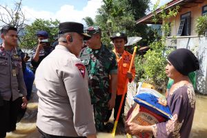Wakapolda Jambi Bantu Evakuasi dan Berikan Bantuan Sembako kepada Warga Terdampak Banjir di Kerinci